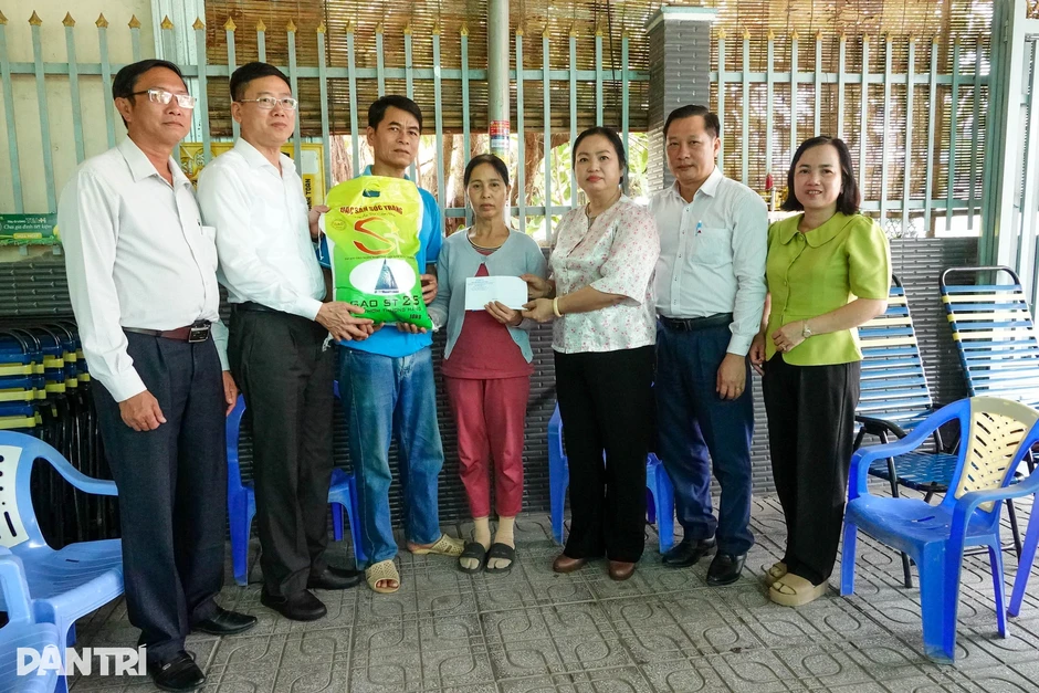 Sở Nội vụ Cần Thơ thăm, tặng quà người bị tai nạn lao động Sở Nội vụ Cần Thơ thăm, tặng quà người bị tai nạn lao động