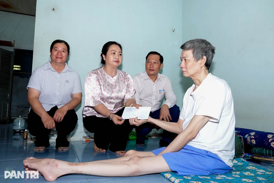 Sở Nội vụ Cần Thơ thăm, tặng quà người bị tai nạn lao động Sở Nội vụ Cần Thơ thăm, tặng quà người bị tai nạn lao động