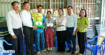 Sở Nội vụ Cần Thơ thăm, tặng quà người bị tai nạn lao động