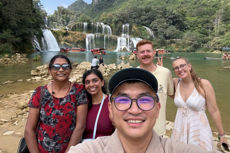 Tài xế "triệu view" nói tiếng Anh như gió, rap cực chất cùng khách Tây Tài xế "triệu view" nói tiếng Anh như gió, rap cực chất cùng khách Tây