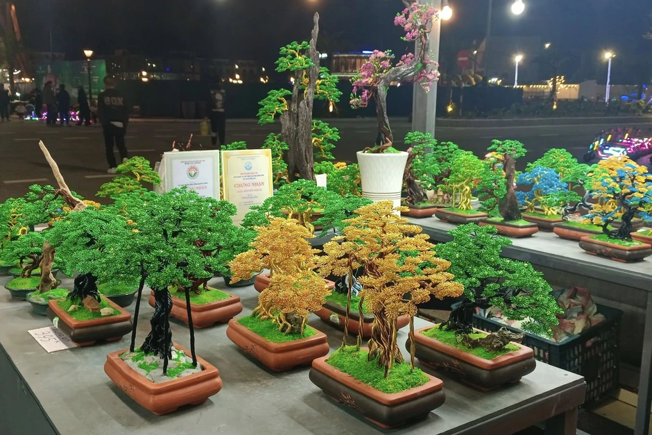 Thầy giáo làm bonsai bất tử, kiếm 10 triệu đồng/tháng từ nghề tay trái Thầy giáo làm bonsai bất tử, kiếm 10 triệu đồng/tháng từ nghề tay trái