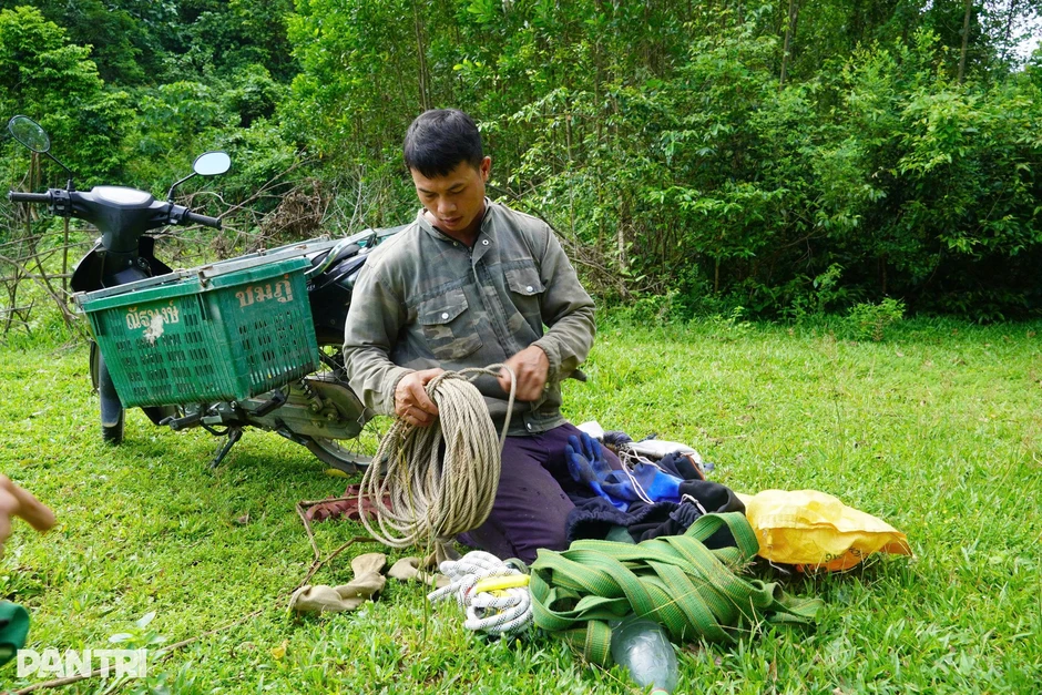 Theo chân thợ rừng săn mật trên cây cao hàng chục mét giữa Trường Sơn Theo chân thợ rừng săn mật trên cây cao hàng chục mét giữa Trường Sơn