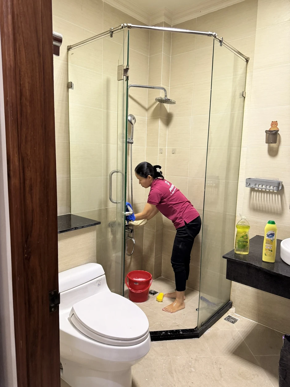 Thợ dọn nhà kể chuyện ẩn giấu trong những căn nhà "bị lãng quên" Thợ dọn nhà kể chuyện ẩn giấu trong những căn nhà "bị lãng quên"