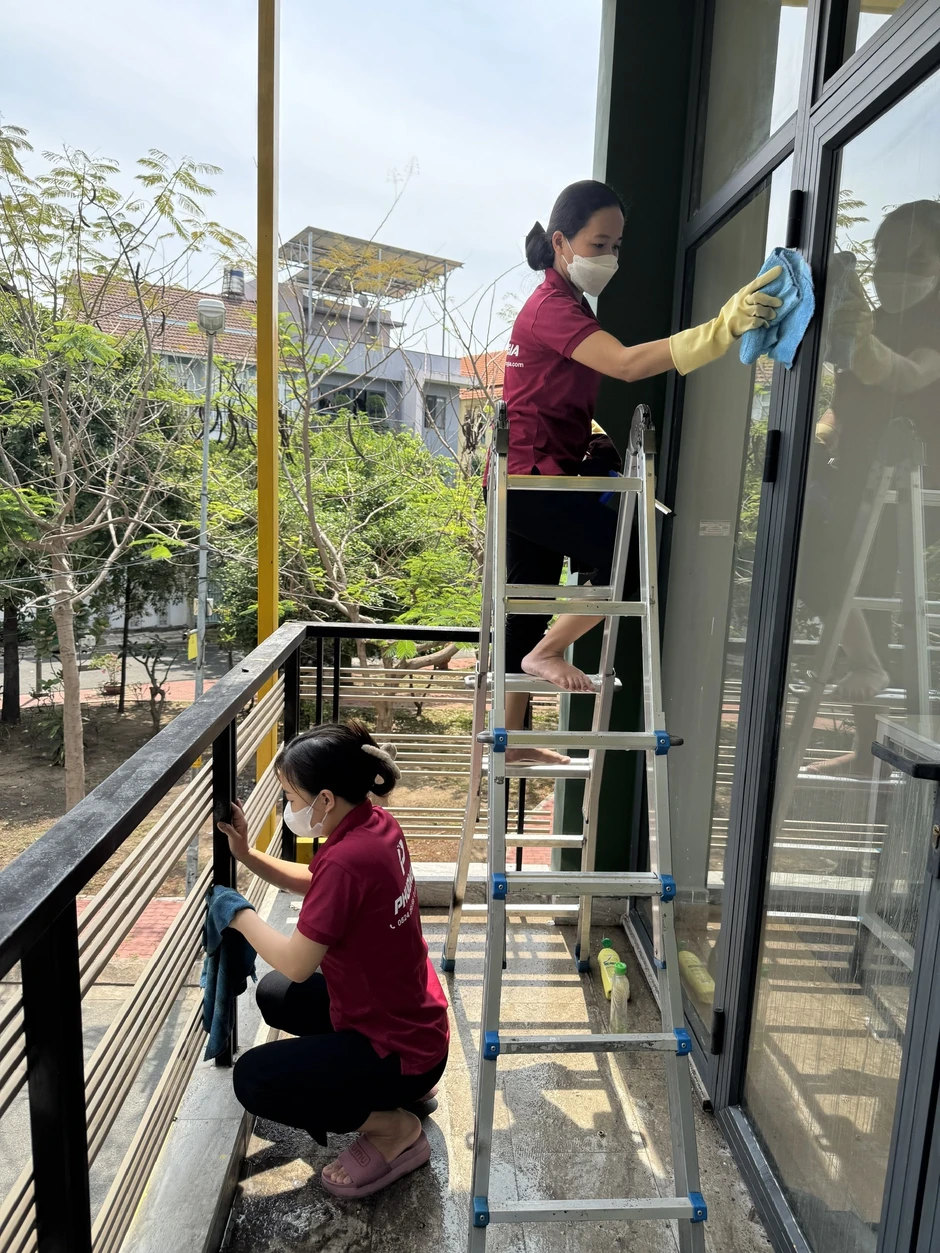 Thợ dọn nhà kể chuyện ẩn giấu trong những căn nhà "bị lãng quên" Thợ dọn nhà kể chuyện ẩn giấu trong những căn nhà "bị lãng quên"