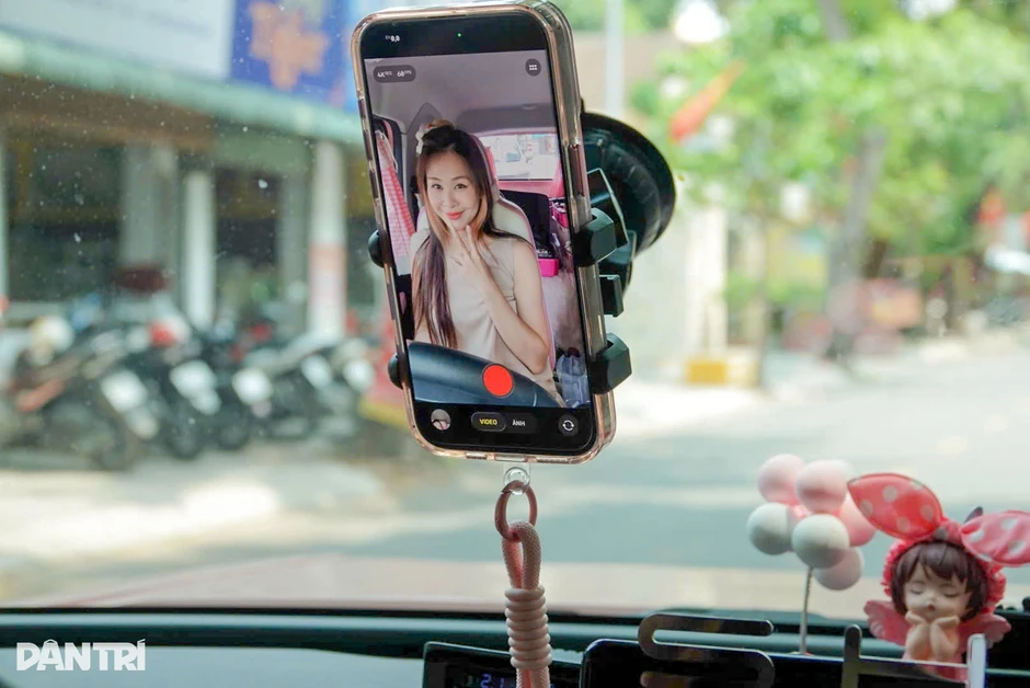 Thợ trang điểm chi hàng trăm triệu đồng “độ” ô tô làm studio lưu động Thợ trang điểm chi hàng trăm triệu đồng “độ” ô tô làm studio lưu động