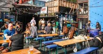 Tiến sĩ y khoa, thạc sĩ luật mang bằng... ra chợ bán hàng vặt, đồ ăn nhanh
