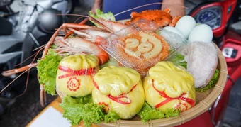 Tiểu thương đêm chỉ ngủ 2 tiếng để kiếm chục triệu đồng ngày vía Thần Tài