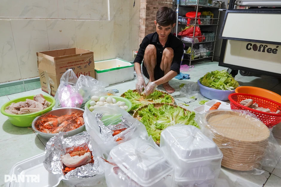 Tiểu thương đêm chỉ ngủ 2 tiếng để kiếm chục triệu đồng ngày vía Thần Tài Tiểu thương đêm chỉ ngủ 2 tiếng để kiếm chục triệu đồng ngày vía Thần Tài