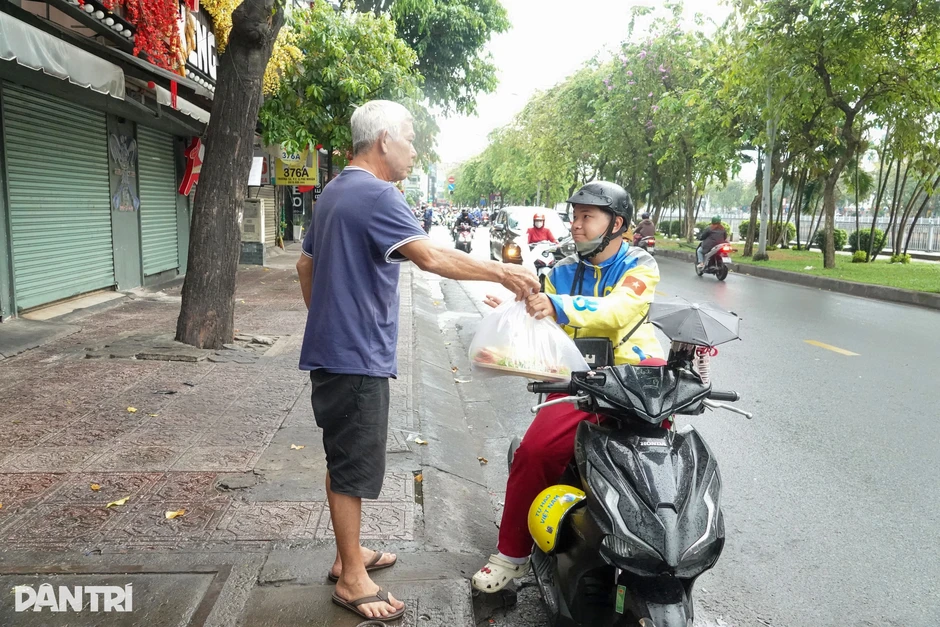 Tiểu thương đêm chỉ ngủ 2 tiếng để kiếm chục triệu đồng ngày vía Thần Tài Tiểu thương đêm chỉ ngủ 2 tiếng để kiếm chục triệu đồng ngày vía Thần Tài
