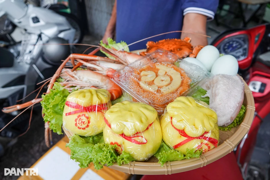 Tiểu thương đêm chỉ ngủ 2 tiếng để kiếm chục triệu đồng ngày vía Thần Tài Tiểu thương đêm chỉ ngủ 2 tiếng để kiếm chục triệu đồng ngày vía Thần Tài