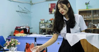 Tính bảo hiểm xã hội sao với khoản phí phục vụ của nhân viên khách sạn?