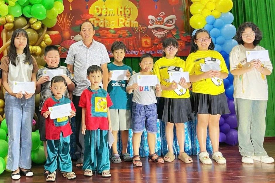 Tờ vé số 10.000 đồng nuôi sống bao nhiêu người? Tờ vé số 10.000 đồng nuôi sống bao nhiêu người?