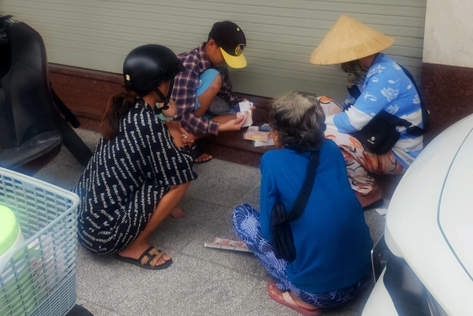 Tờ vé số 10.000 đồng nuôi sống bao nhiêu người? Tờ vé số 10.000 đồng nuôi sống bao nhiêu người?
