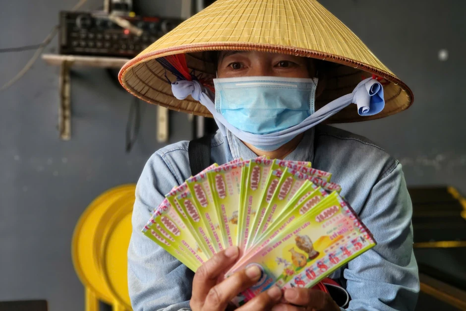 Tờ vé số 10.000 đồng nuôi sống bao nhiêu người? Tờ vé số 10.000 đồng nuôi sống bao nhiêu người?