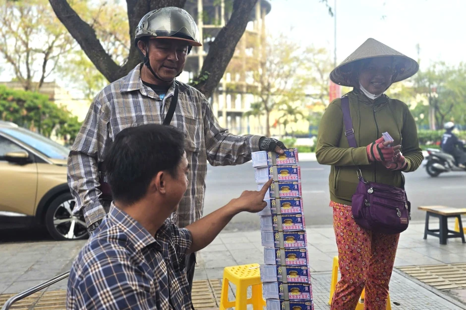 Tờ vé số 10.000 đồng nuôi sống bao nhiêu người? Tờ vé số 10.000 đồng nuôi sống bao nhiêu người?