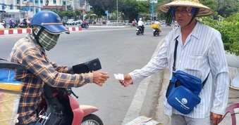 Tờ vé số đổi đời với người mua dễ là "bẫy an sinh" níu chân người bán