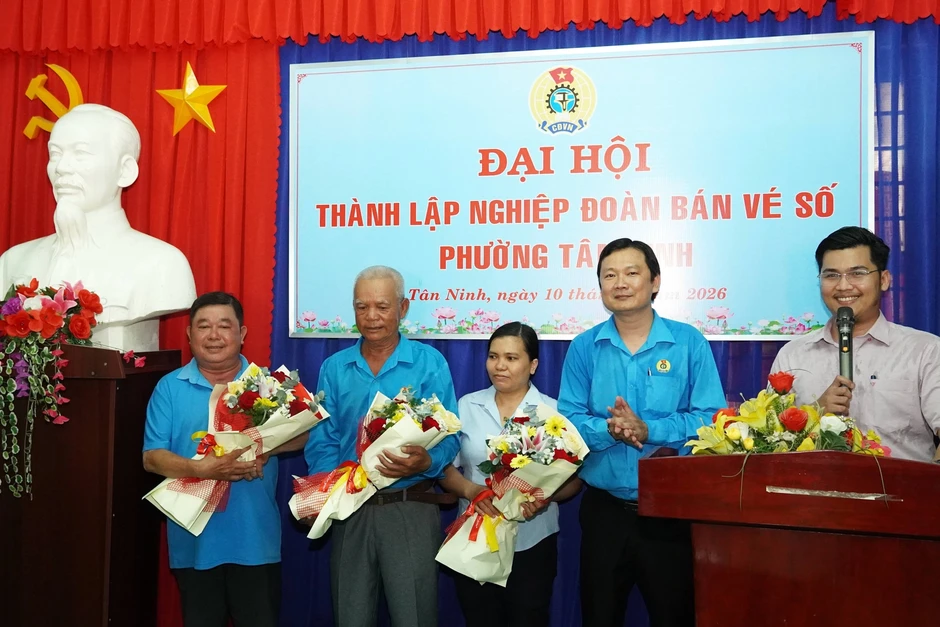 Tờ vé số đổi đời với người mua dễ là "bẫy an sinh" níu chân người bán