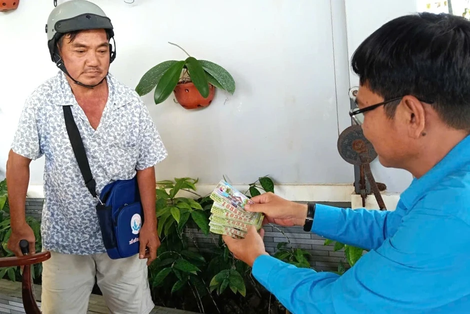 Tờ vé số đổi đời với người mua dễ là "bẫy an sinh" níu chân người bán