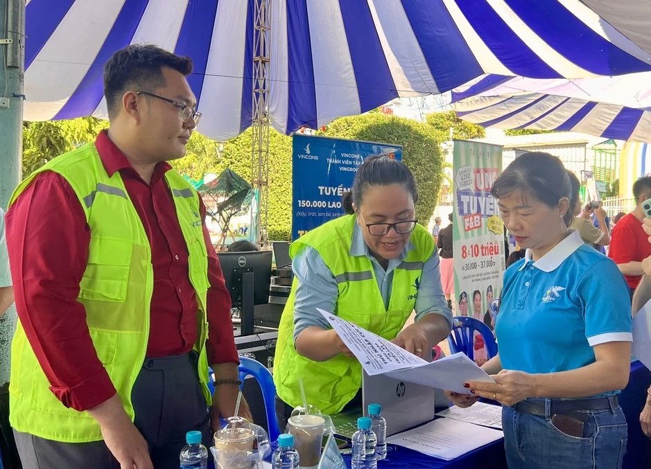 TP.HCM dư lao động trình độ đại học, thiếu công nhân kỹ thuật không bằng cấp