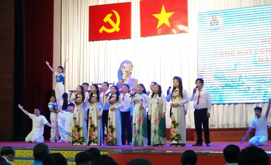 TP.HCM: Hàng trăm người lao động phường Bình Phú thi hát, nhận quà TP.HCM: Hàng trăm người lao động phường Bình Phú thi hát, nhận quà