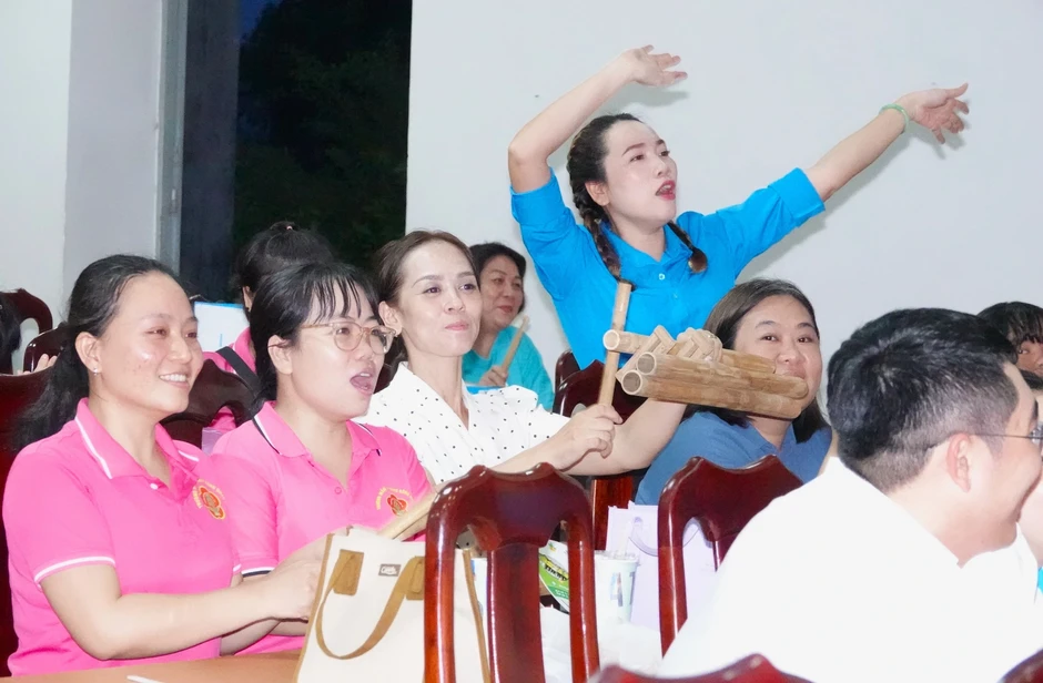 TP.HCM: Hàng trăm người lao động phường Bình Phú thi hát, nhận quà TP.HCM: Hàng trăm người lao động phường Bình Phú thi hát, nhận quà