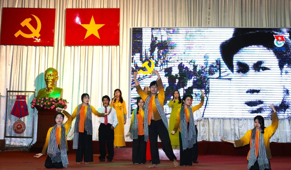TP.HCM: Hàng trăm người lao động phường Bình Phú thi hát, nhận quà TP.HCM: Hàng trăm người lao động phường Bình Phú thi hát, nhận quà