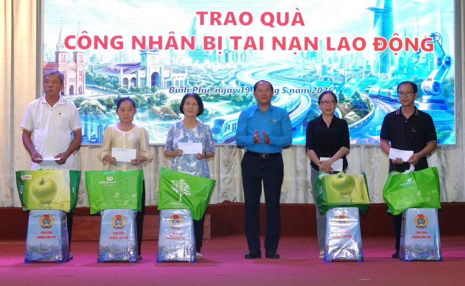 TP.HCM: Hàng trăm người lao động phường Bình Phú thi hát, nhận quà TP.HCM: Hàng trăm người lao động phường Bình Phú thi hát, nhận quà