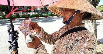 Trăm ngàn người nghèo đi phân phát... vận may