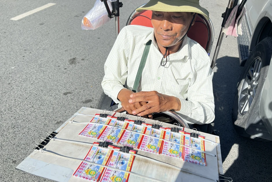 Trăm ngàn người nghèo đi phân phát... vận may Trăm ngàn người nghèo đi phân phát... vận may