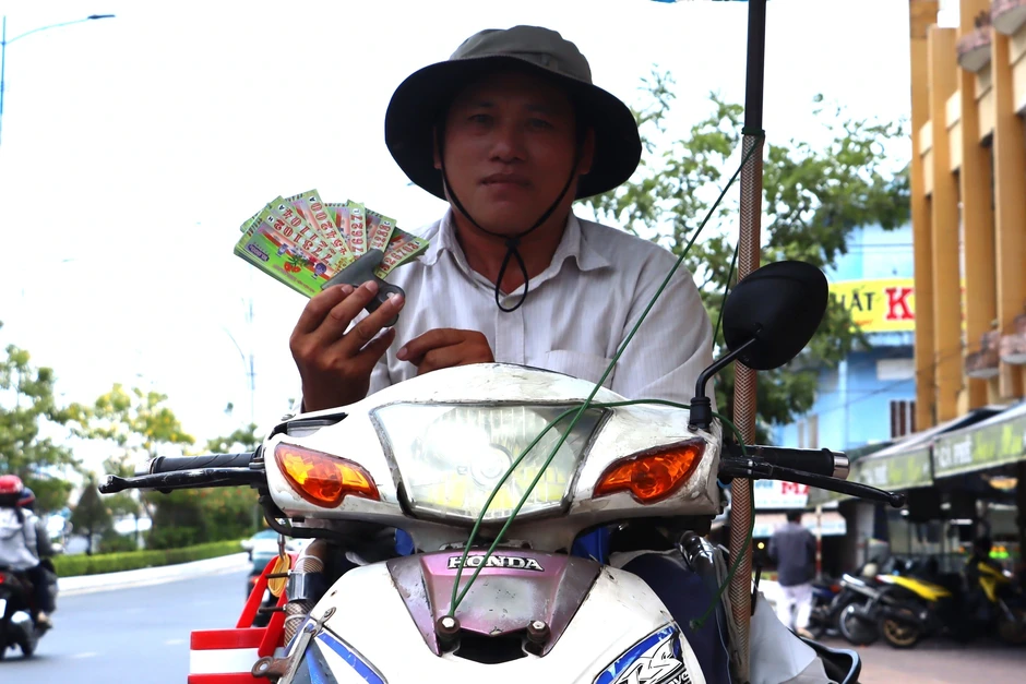 Trăm ngàn người nghèo đi phân phát... vận may Trăm ngàn người nghèo đi phân phát... vận may