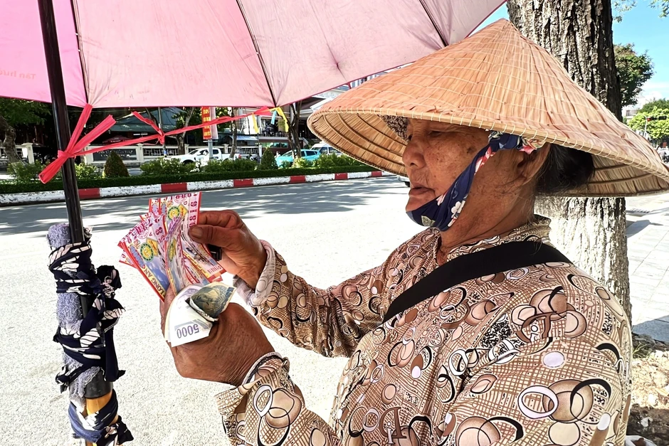 Trăm ngàn người nghèo đi phân phát... vận may Trăm ngàn người nghèo đi phân phát... vận may