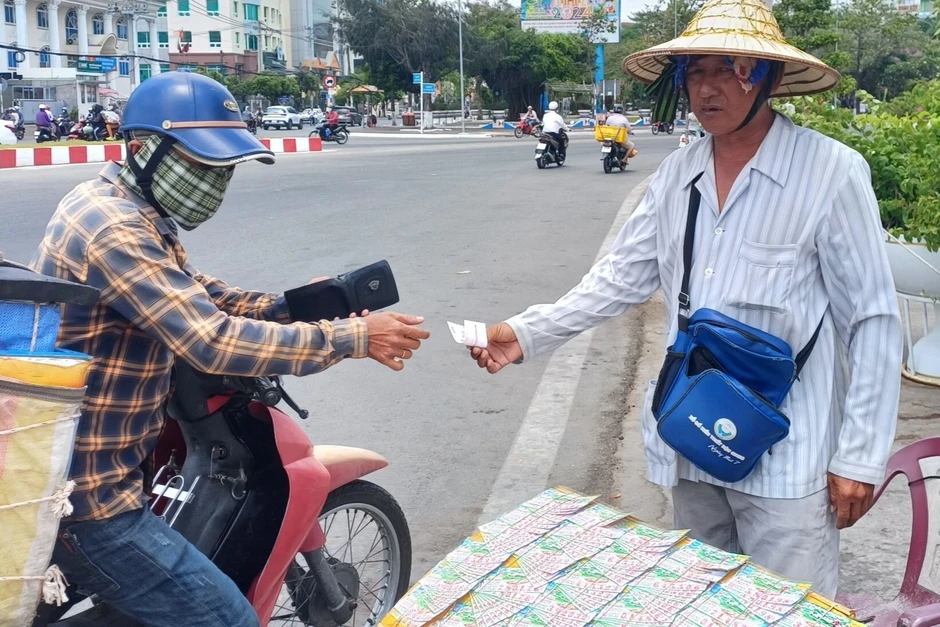 Trăm ngàn người nghèo đi phân phát... vận may Trăm ngàn người nghèo đi phân phát... vận may