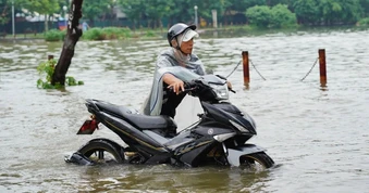 Vật lộn 2 tiếng đi làm, dân công sở bỗng nghe "ngập sâu, không đi được đâu"