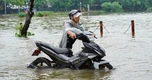 Vật lộn 2 tiếng đi làm, dân công sở bỗng nghe "ngập sâu, không đi được đâu"