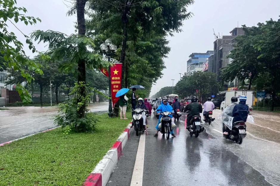 Vật lộn 2 tiếng đi làm, dân công sở bỗng nghe "ngập sâu, không đi được đâu"