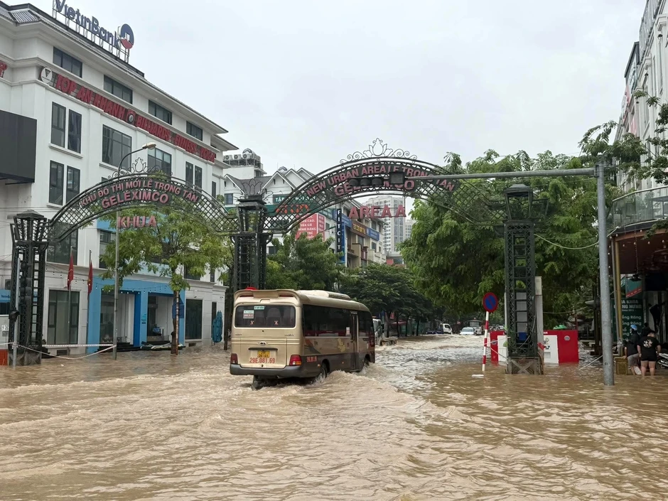 Vật lộn 2 tiếng đi làm, dân công sở bỗng nghe "ngập sâu, không đi được đâu"