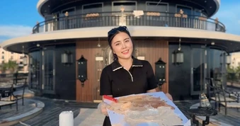 Vẽ tranh trên du thuyền 5 sao, nữ họa sĩ tiết lộ “đặc quyền” của nghề