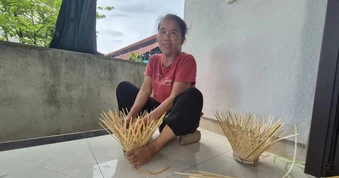 Việc từng "hái ra tiền" nay thất thế, ông già bà lão làm thêm có tiền tươi