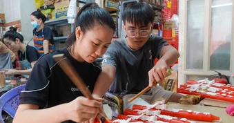 Vợ chồng kỹ sư, pháp lý bỏ lương 30 triệu đồng về bán đèn cầy truyền thống