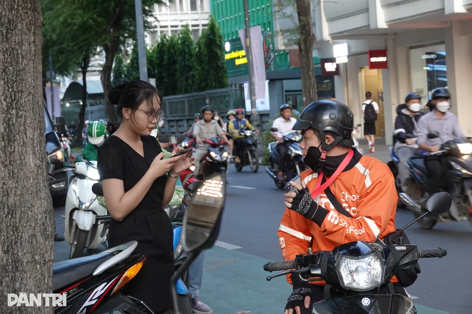 Vợ chồng khách giận nhau, shipper giảng hòa vì sợ không ai nhận hàng Vợ chồng khách giận nhau, shipper giảng hòa vì sợ không ai nhận hàng