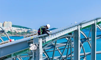 Xây dựng dẫn đầu nhu cầu tuyển dụng, IT chững lại