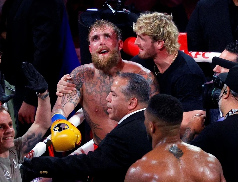 Joshua kết thúc vở diễn của Jake Paul