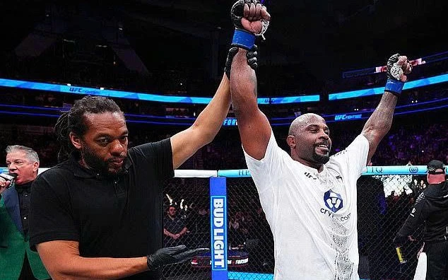 Lạ lùng võ sĩ bị 'bỏ mặc', sau khi bị hạ knock-out chỉ sau 1 cú đấm Lạ lùng võ sĩ bị 'bỏ mặc', sau khi bị hạ knock-out chỉ sau 1 cú đấm