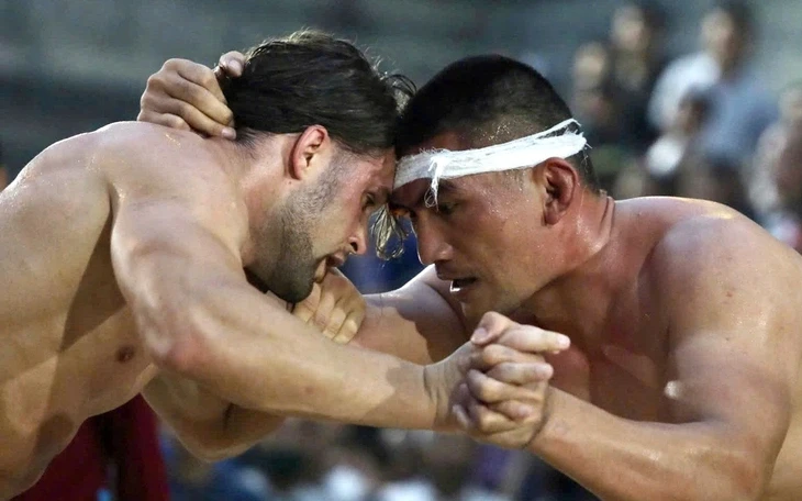 Viva Vân bảo vệ đai đô vật Mỹ thành công ở Saigon Slam Jam