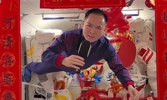 Phi hành gia hát karaoke, làm bánh mừng năm mới trên trạm vũ trụ