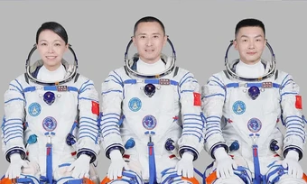 Phi hành gia Trung Quốc lần đầu ở ngoài không gian một năm