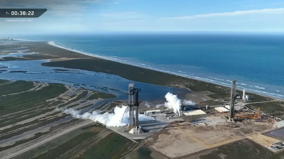 Siêu tên lửa lớn nhất của SpaceX tạm dừng phóng do sự cố kỹ thuật