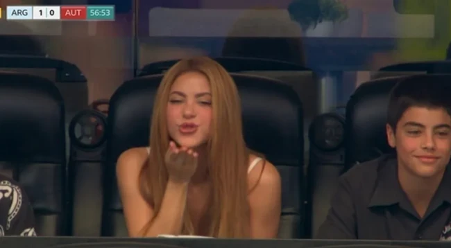 "Nữ hoàng World Cup" Shakira gây sốt khi cổ vũ Messi