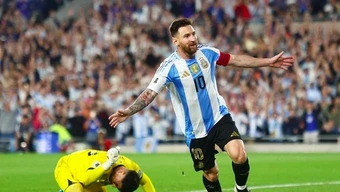 Agbonlahor tin Messi sẽ dự World Cup 2030