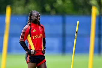 Alderweireld khen Doku là hiện thân của bóng đá thuần túy